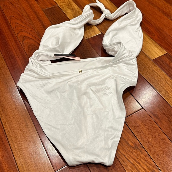 Victoria's Secret woman’s White Tie-Neck
One-Piece Swimsuit SizeL NWT - Picture 5 of 5
